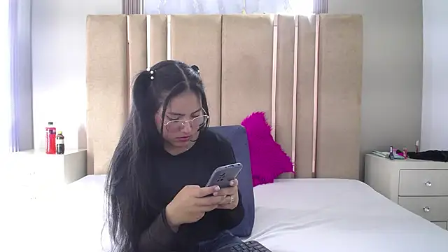 Snapshot of roxxyblack01 chatting on 05-24-26, 11:37 roxxyblack01 online show from 05-24-26, 11:37