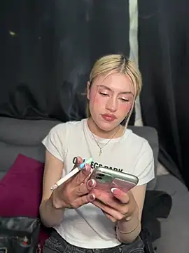 Lia fire online show from 04-19-26, 02:56
