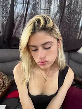 Lia fire online show from 05-18-26, 07:07