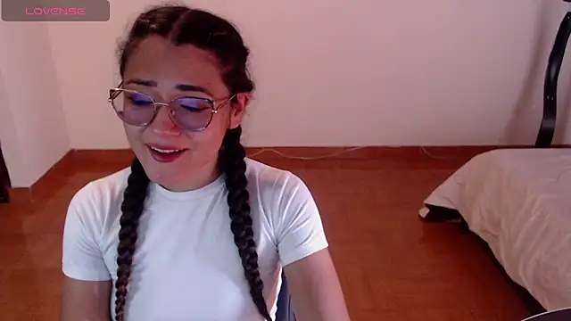 Snapshot of FreyaRouge chatting on 04-20-26, 03:35 FreyaRouge online show from 04-20-26, 03:35