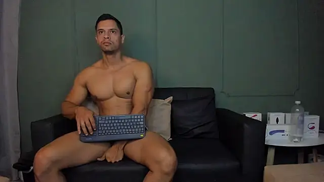 Snapshot of dominc_berry chatting on 05-17-26, 12:49 dominc berry online show from 05-17-26, 12:49