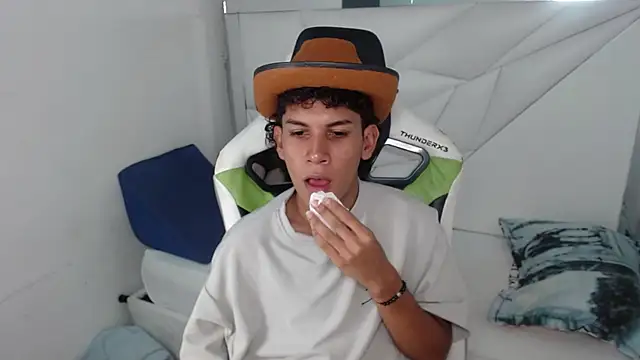 Taylorr junior  online show from 04-02-26, 03:35