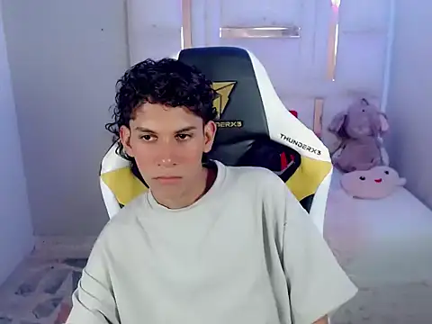 Taylorr junior  online show from 04-06-26, 01:23