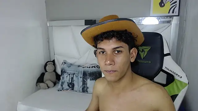 Taylorr junior  online show from 04-01-26, 03:52