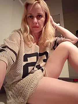 Snapshot of RinaSunX chatting on 04-04-26, 02:40 RinaSunX online show from 04-04-26, 02:40