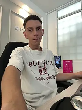 Snapshot of Liam_Fiire chatting on 04-10-26, 03:52 Liam Fiire online show from 04-10-26, 03:52
