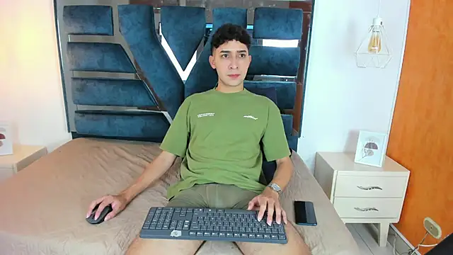 Snapshot of Alantaylorr_ chatting on 05-25-26, 03:22 Alantaylorr online show from 05-25-26, 03:22