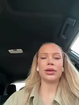 Snapshot of Girl-Mia chatting on 04-04-26, 04:52 Girl-Mia online show from 04-04-26, 04:52