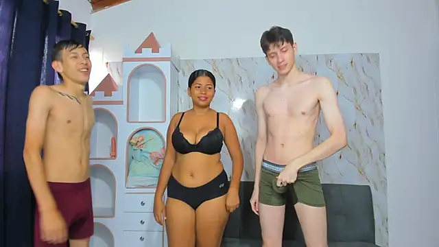 Snapshot of playhouse_couple chatting on 04-07-26, 01:46 playhouse couple online show from 04-07-26, 01:46