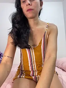 Snapshot of EmilyBrown01 chatting on 05-05-26, 03:53 EmilyBrown01 online show from 05-05-26, 03:53