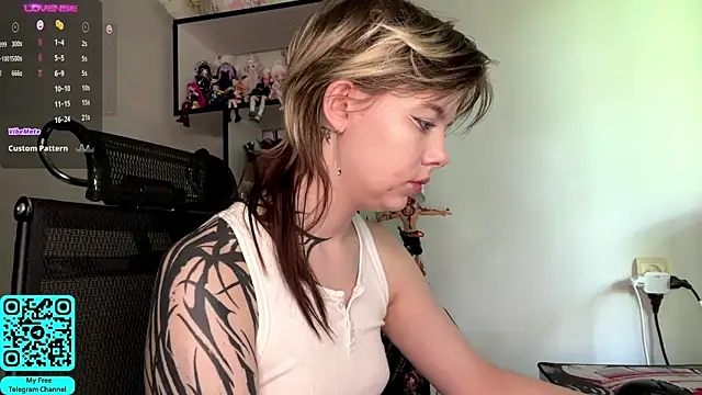 Snapshot of MadalynNosel chatting on 05-17-26, 07:19 MadalynNosel online show from 05-17-26, 07:19