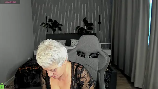 Snapshot of Linda_Zef1r chatting on 05-20-26, 09:39 Linda Zef1r online show from 05-20-26, 09:39