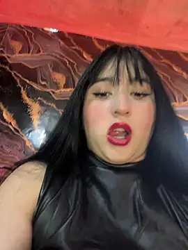 Snapshot of Madamedaphne_ chatting on 07-23-26, 02:35 Madamedaphne online show from 07-23-26, 02:35