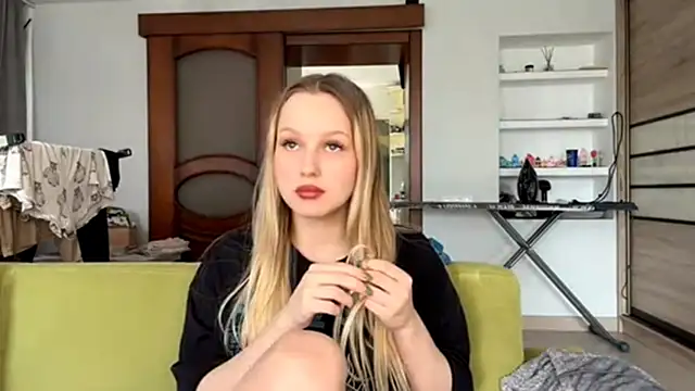 Snapshot of ElvieTribou chatting on 04-13-26, 08:07 ElvieTribou online show from 04-13-26, 08:07