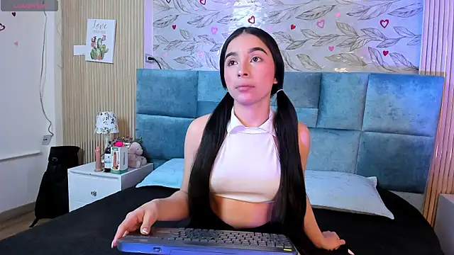 Snapshot of Delphine_doll chatting on 07-13-26, 11:42 Delphine doll online show from 07-13-26, 11:42