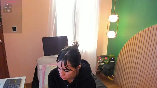 Snapshot of Alicecoule_ chatting on 06-19-26, 11:49 Alicecoule online show from 06-19-26, 11:49