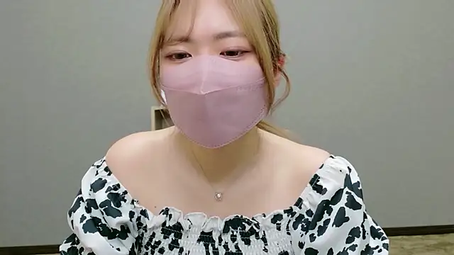 Snapshot of YUA_0425 chatting on 06-24-26, 02:10 YUA 0425 online show from 06-24-26, 02:10