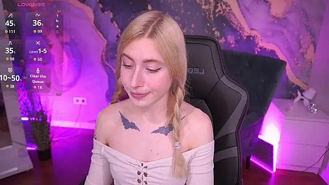 Snapshot of MelaniiePlay chatting on 04-20-26, 01:13 MelaniiePlay online show from 04-20-26, 01:13