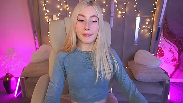 Snapshot of MelaniiePlay chatting on 05-18-26, 01:38 MelaniiePlay online show from 05-18-26, 01:38