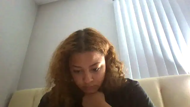 Snapshot of madzbailey chatting on 06-14-26, 02:29 madzbailey online show from 06-14-26, 02:29