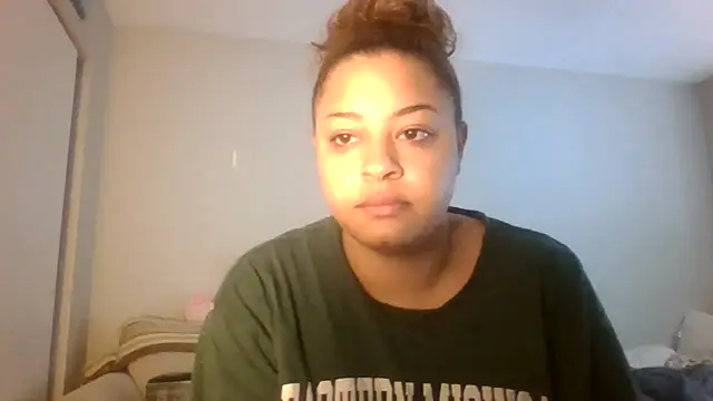 Snapshot of madzbailey chatting on 06-11-26, 02:14 madzbailey online show from 06-11-26, 02:14
