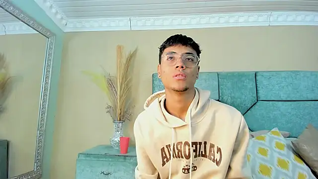 Snapshot of DannTaylor chatting on 04-30-26, 12:01 DannTaylor online show from 04-30-26, 12:01