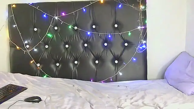 SlipperyLipsX online show from 04-12-26, 07:55