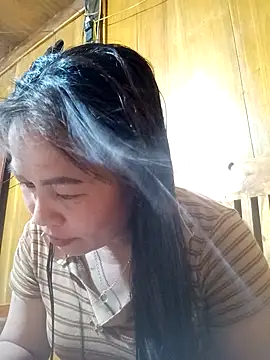 Snapshot of -Luni- chatting on 04-14-26, 11:37 -Luni- online show from 04-14-26, 11:37