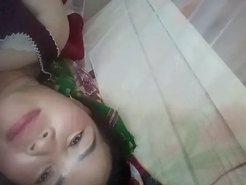 Snapshot of -Luni- chatting on 05-11-26, 04:15 -Luni- online show from 05-11-26, 04:15