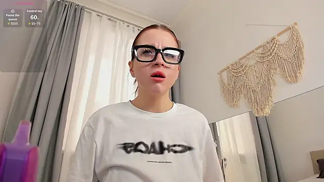 Snapshot of Sonya_Miler chatting on 05-12-26, 05:37 Sonya Miler online show from 05-12-26, 05:37