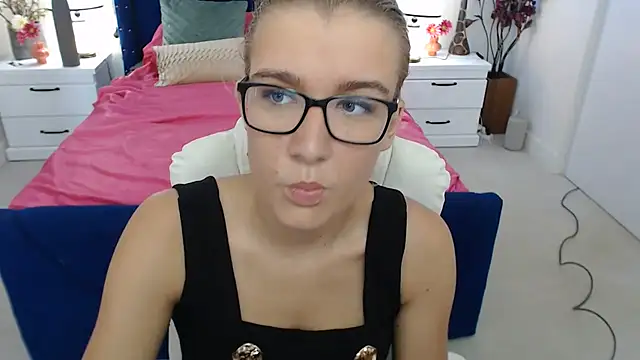 Snapshot of Yennyloves chatting on 08-06-26, 12:55 Yennyloves online show from 08-06-26, 12:55