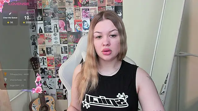 Snapshot of AmeliePeach chatting on 05-24-26, 04:01 AmeliePeach online show from 05-24-26, 04:01