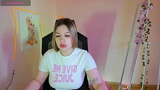 Snapshot of AmeliePeach chatting on 05-20-26, 01:35 AmeliePeach online show from 05-20-26, 01:35