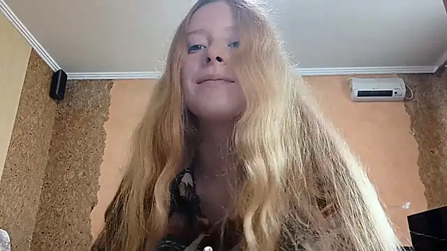 Snapshot of KateVibe_01 chatting on 06-09-26, 04:35 KateVibe 01 online show from 06-09-26, 04:35