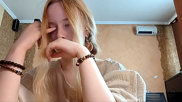 Snapshot of KateVibe_01 chatting on 05-11-26, 01:18 KateVibe 01 online show from 05-11-26, 01:18