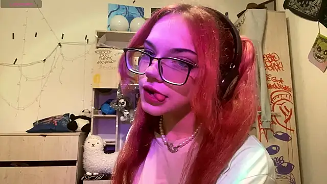 Snapshot of RedHeadCat chatting on 04-18-26, 09:37 RedHeadCat online show from 04-18-26, 09:37