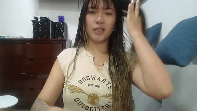 Snapshot of hannajonnes1 chatting on 04-21-26, 12:01 hannajonnes1 online show from 04-21-26, 12:01