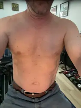 Snapshot of GeetarLuvver chatting on 04-05-26, 05:30 GeetarLuvver online show from 04-05-26, 05:30