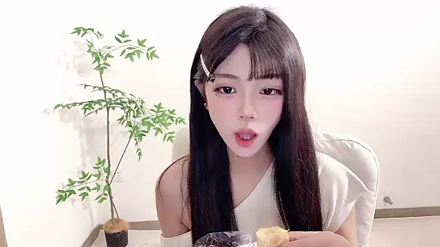Snapshot of Kitteovo chatting on 06-15-26, 11:43 Kitteovo online show from 06-15-26, 11:43