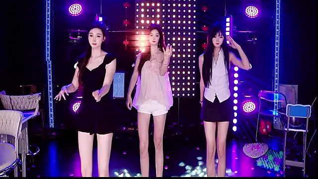 Snapshot of S5-5S5 chatting on 04-10-26, 10:11 S5-5S5 online show from 04-10-26, 10:11