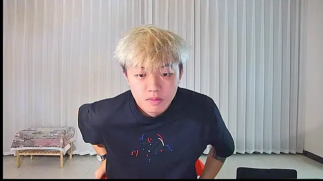 Snapshot of Zhuguli-001 chatting on 04-08-26, 04:58 Zhuguli-001 online show from 04-08-26, 04:58