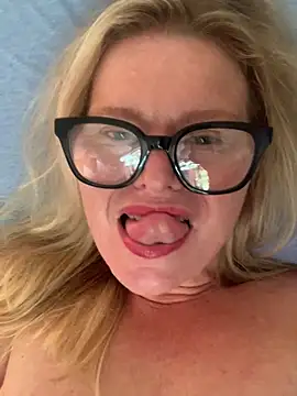 Snapshot of Love_Lee_xo chatting on 06-06-26, 02:33 Love Lee xo online show from 06-06-26, 02:33