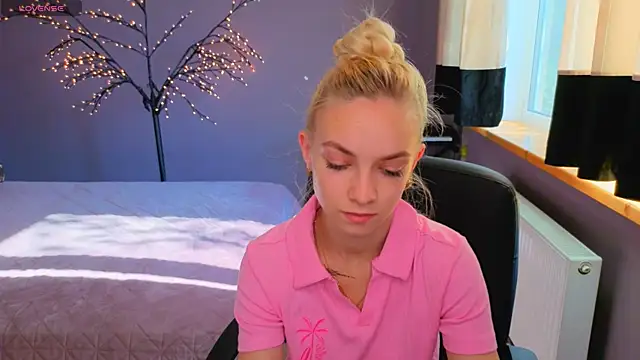 Snapshot of SonnySofia chatting on 06-10-26, 05:41 SonnySofia online show from 06-10-26, 05:41