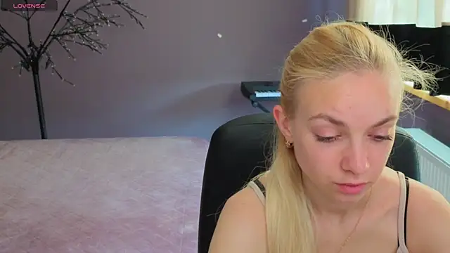 Snapshot of SonnySofia chatting on 05-18-26, 05:45 SonnySofia online show from 05-18-26, 05:45