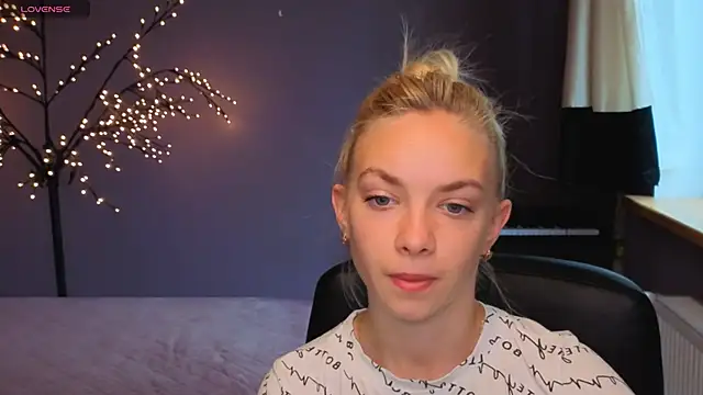 Snapshot of SonnySofia chatting on 05-27-26, 05:37 SonnySofia online show from 05-27-26, 05:37