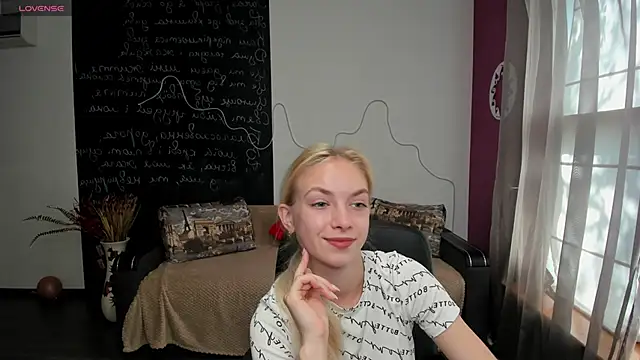 Snapshot of SonnySofia chatting on 06-06-26, 05:34 SonnySofia online show from 06-06-26, 05:34