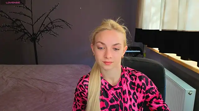 Snapshot of SonnySofia chatting on 05-05-26, 05:54 SonnySofia online show from 05-05-26, 05:54