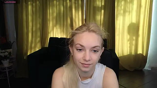 Snapshot of SonnySofia chatting on 05-06-26, 05:33 SonnySofia online show from 05-06-26, 05:33