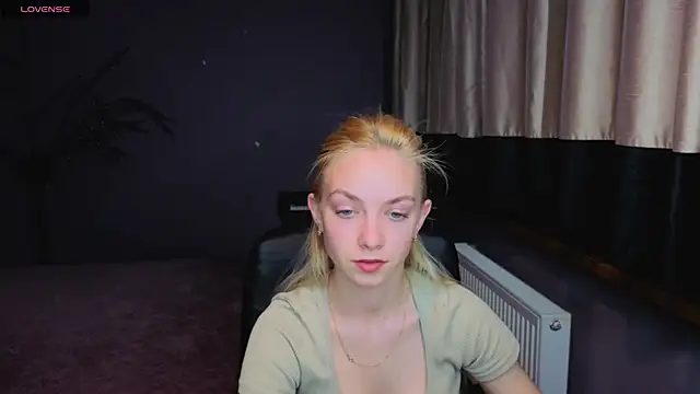 Snapshot of SonnySofia chatting on 05-08-26, 05:50 SonnySofia online show from 05-08-26, 05:50