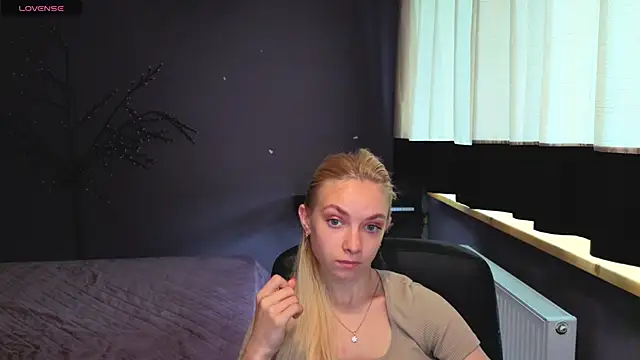 Snapshot of SonnySofia chatting on 05-12-26, 05:48 SonnySofia online show from 05-12-26, 05:48